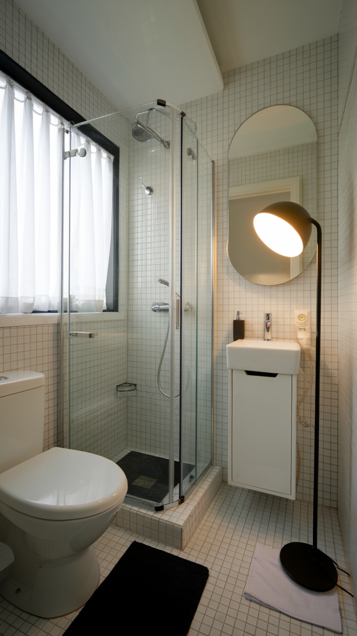 Modern Bathroom Design with Tiled Walls and Elegant Details