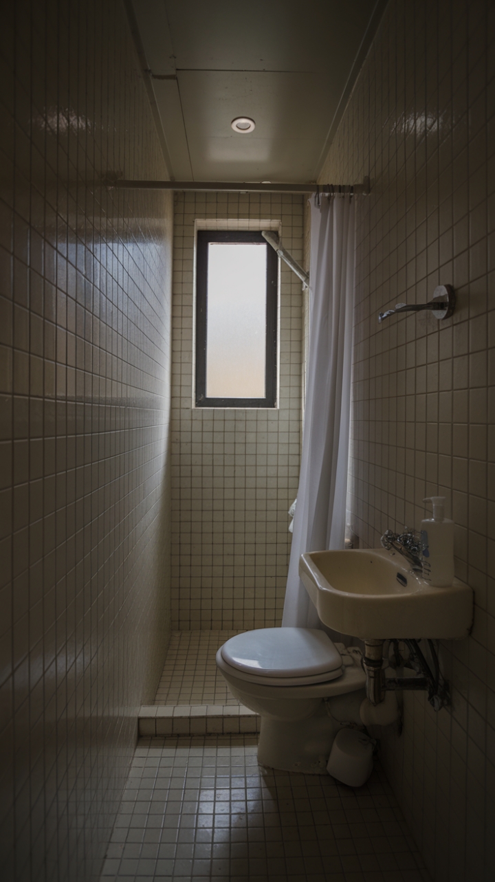 Simple and Practical Compact Bathroom Design