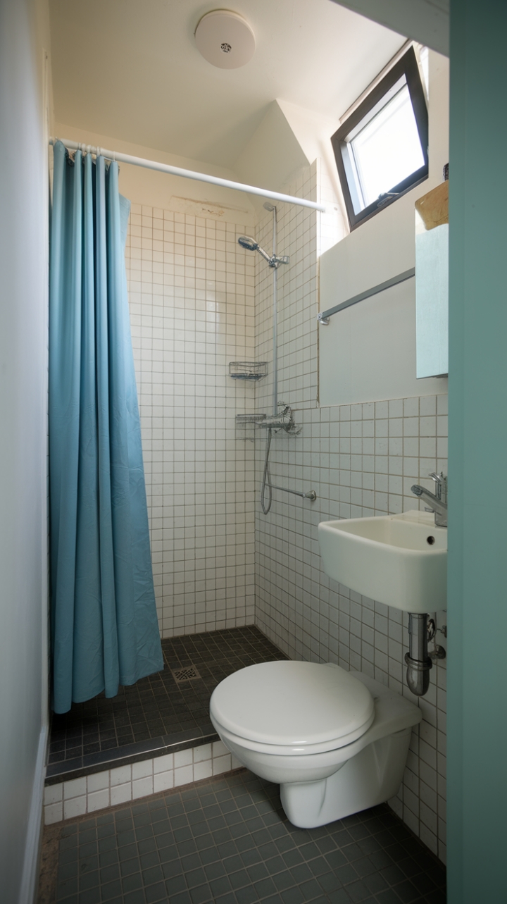 Bright and Functional Compact Bathroom